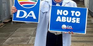 Overstrandse Uitvoerende Burgemeester, Raadsvrou Nicolette Botha-Guthrie tydens die DA se protesaksie teen geweld teen vroue en kinders